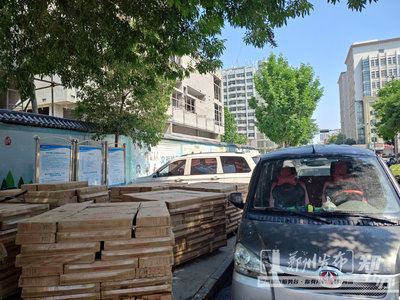 鄭州房地產開發亂象 人行道變身停車場料場，路口人車混行擁堵頻發